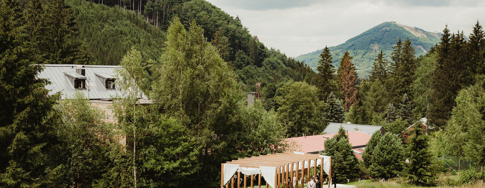 Pohled na Hotel&Garden U Holubů, svatba, svatební fotky, svatební místo v Moravskoslezském kraji, Beskydy, svatební fotograf Eva Mencnerová