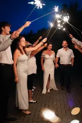 Prskavkový špalír, svatební fotky večerní, nádherné svatební šaty, svatební kytice. Svatba venku s výhledem na hory, Resort Nová Polana, Dolní Lomná. Svatební fotograf Ostrava, Moravskoslezský kraj, Beskydy. Svatební fotografka. Prskavkový špalír. Prskavky.