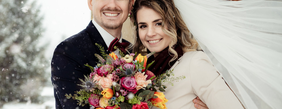 Svatba v přírodě s výhledem na hory, Petřvald, Vrtule. Svatební fotograf, svatební fotografka, Ostrava, Moravskoslezský kraj, Frýdek, svatební šaty, svatební prstýnky, svatební dort, svatební kytice, zelená, zimní svatba