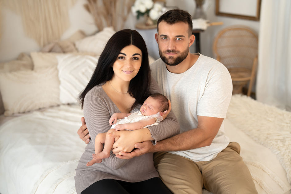 Focení rodičů s miminkem v rámci newborn focení v ateliéru. Profesionální rodinné focení miminek v okolí Frýdku-Místku, Havířova a Ostravy. Certifikovaná fotografka miminek. Foceni miminek, rodinné focení s miminkem, newborn focení ostrava, foceni miminek doma.