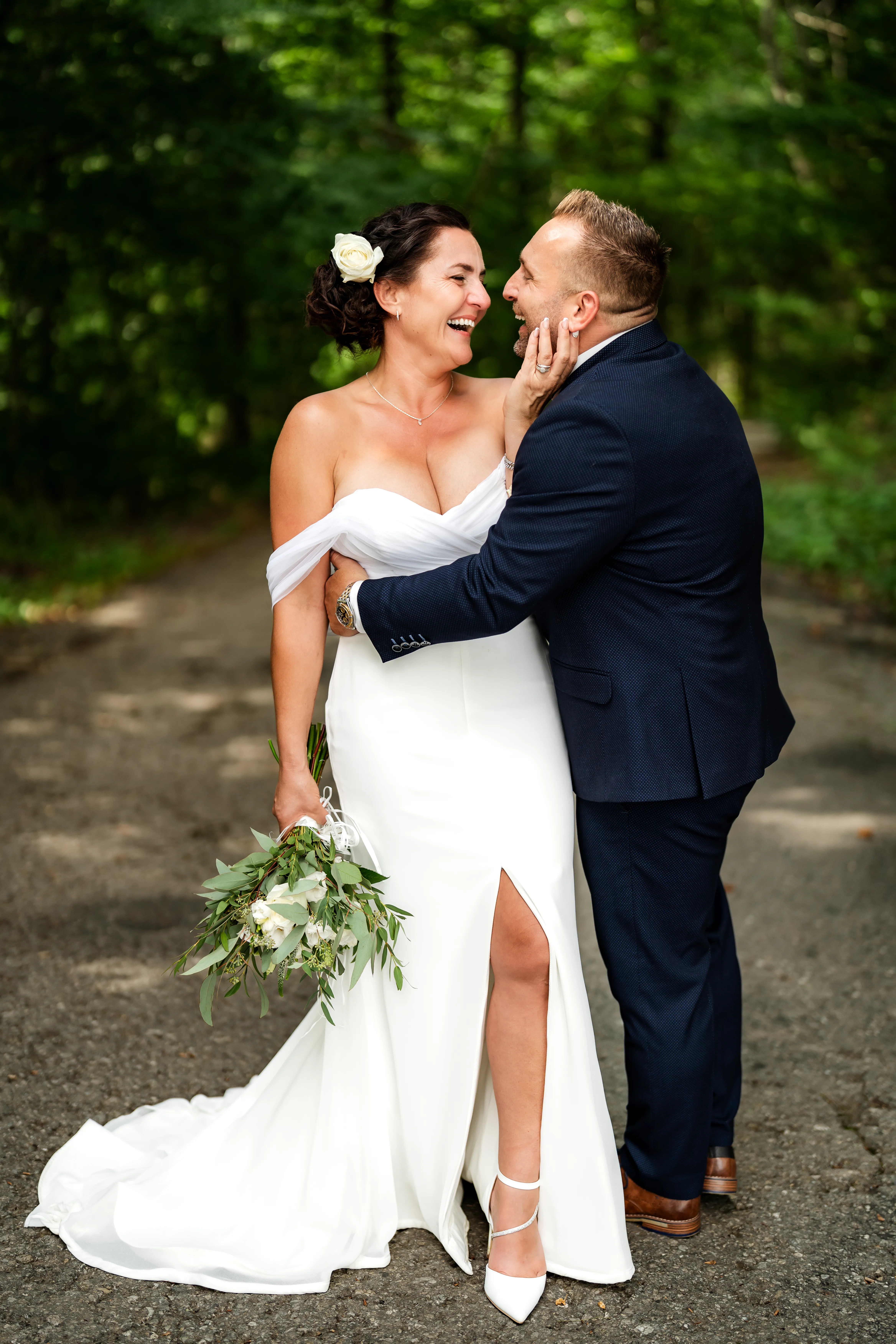 Zamilovaný svatební pár zachycený v upřímném smíchu a radosti. Svatební fotografie plná emocí, štěstí a lásky, která vyzařuje z každého pohledu a gesta. Svatební fotograf Ostrava, Moravskoslezský kraj. Přirozené a autentické svatební fotky. Svatební fotografka.