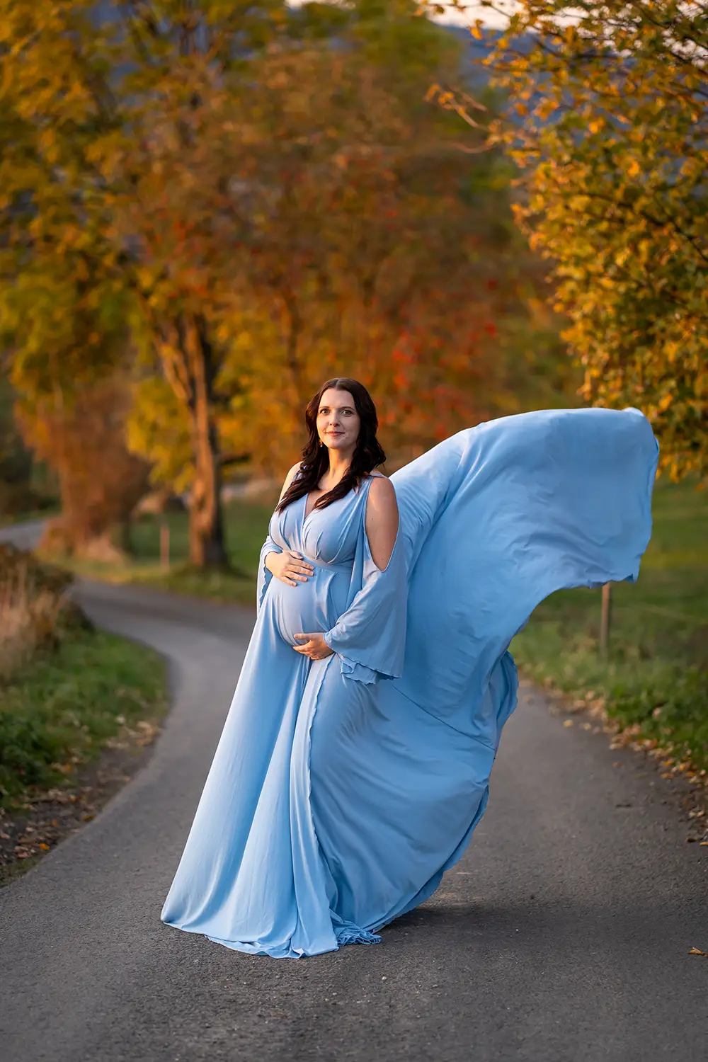 Těhotenské šaty k zapůjčení světle modré s vlečkou v rámci těhotenského focení Ostrava.