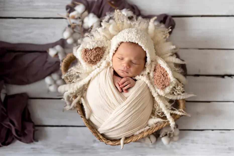 Nádherné spící miminko s čepičkou laděné do světlých barev pořízené v rámci newborn focení. Profesionální aranžované focení miminek v okolí Frýdek-Místek, Havířov a Ostrava, Nový Jičín, Příbor, Kopřivnice. Rodinne foceni s miminkem. Foceni miminek, rodinné focení s miminkem, newborn focení ostrava, foceni miminek doma.