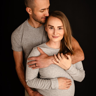 Šedé šaty a šedé triko foceno v ateliéru Ostrava