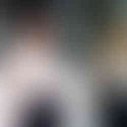 Business portrait HR managerky s odrazem ve skle, mající sako na sobě