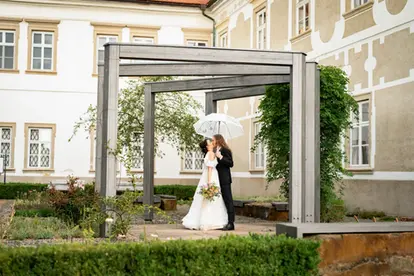 Svatební obřad v zahradách Piaristického kláštera, svatební focení v dešti, svatební fotograf Příbor.