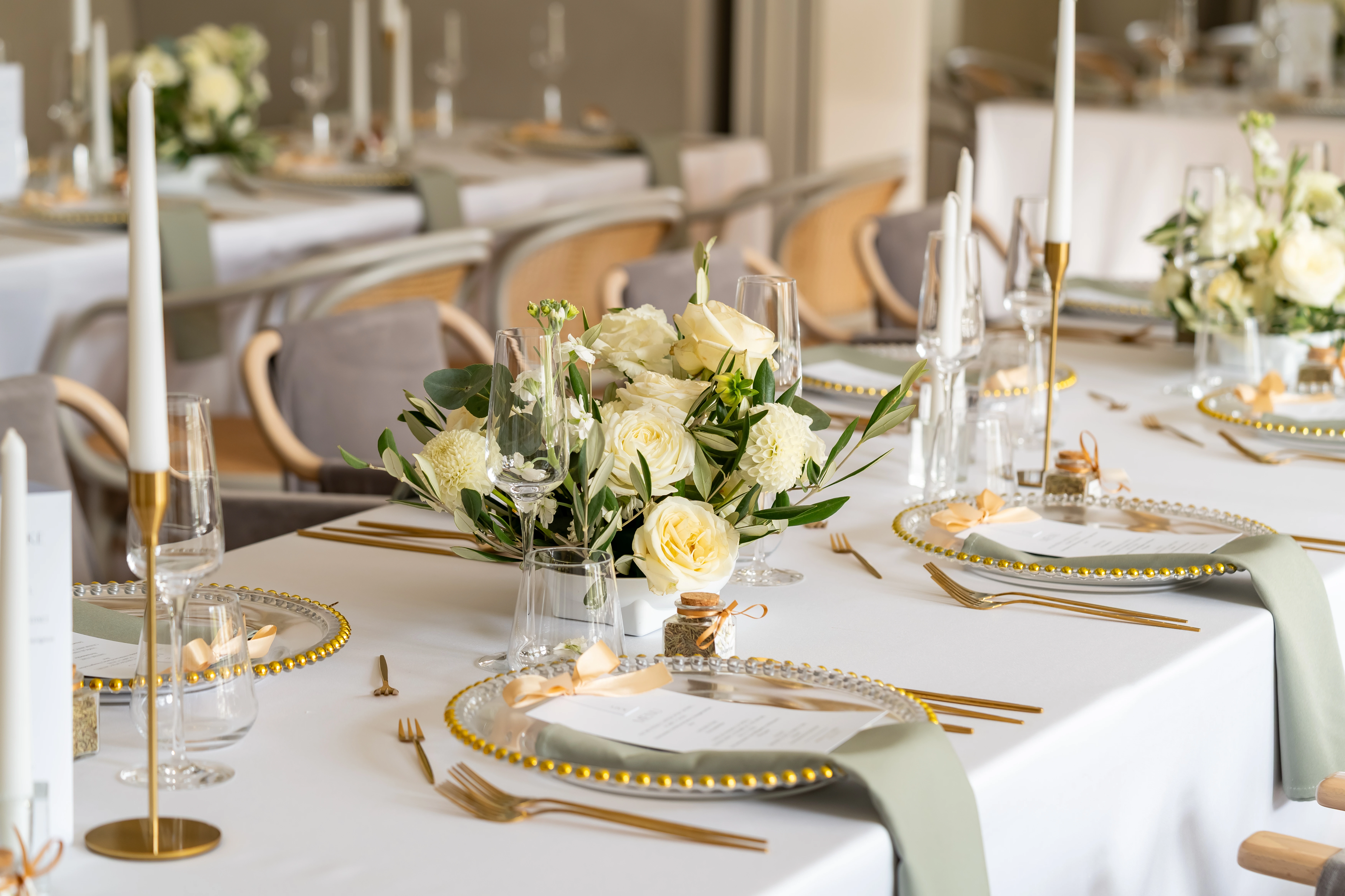 Slavnostní tabule ve zlato zelených barvách Moravskoslezský kraj, Rožnov, svatební fotograf Eva Menc