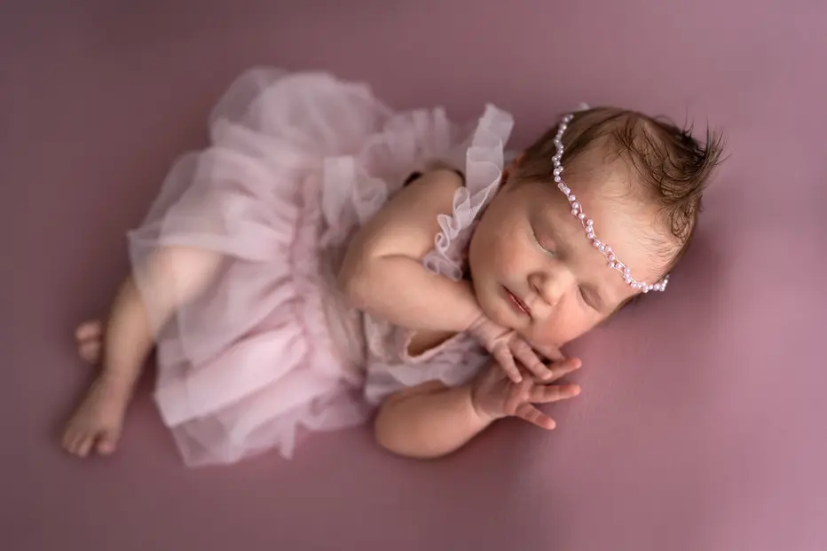 Spící miminko v růžových šatičkách, vyfoceno v rámci newborn focení v ateliéru Frýdlant nad Ostravicí, blízko Ostrava, Frýdek-Místek, Nový Jičín, Kopřivnice, Příbor, Havířov. Foceni miminek, rodinné focení s miminkem, newborn focení ostrava, foceni miminek doma.