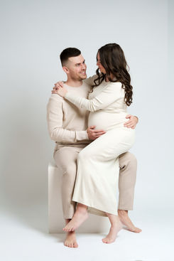 Originální těhotenské fotky. Těhotenské focení v ateliéru, v hnědobílých barvách, přírodní styl, boho ateliér. Frýdlant nad Ostravicí, okr. Frýdek-Místek.  těhotenské focení ostrava, tehotenske foceni ostrava, Kopřivnice, Nový Jičín, Příbor, Olomouc.