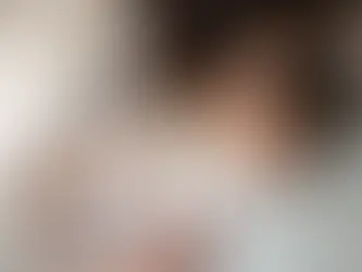 Lifestyle newborn focení s maminkou zachytilo spící miminko v jemných neutrálních barvách, držící malého medvídka.