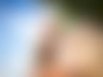 Smějící se miminko v náručí matky pořízené v rámci rodinného focení