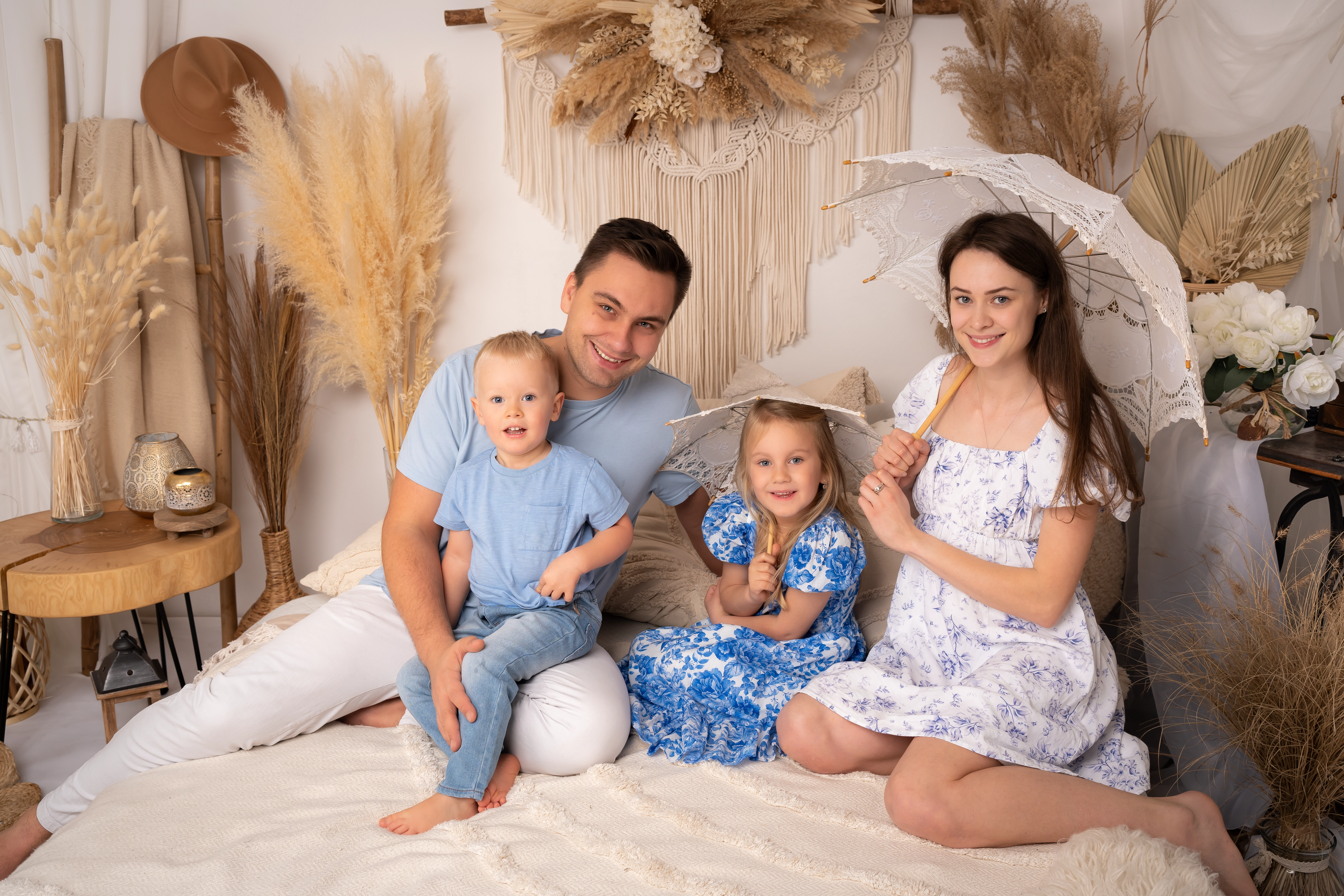 Rodinné focení v ateliéru, boho styl, rodinné fotky při západu slunce, Ostrava, Frýdek-Místek, Havířov, Nový Jičín, Příbor. Rodinná fotografka. Profesionální rodinné fotky.