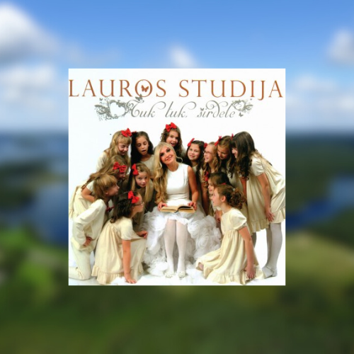 Lauros studija "Tuk Tuk širdelė" albumo viršelis: merginų choras su dainininke