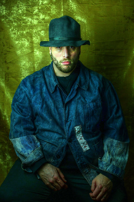 Portrait artistique photographié par Monsieur Gac, travail contemporain sur le corps, le visage, la lumière et la personnalité du modèle.

Photographie de portrait contemporain par Monsieur Gac, entre mise en scène, lumière et expression du corps.

Portrait photographique artistique de Monsieur Gac, photographie contemporaine française autour de l'identité et de la représentation.