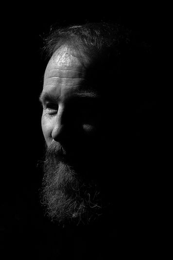 Portrait artistique photographié par Monsieur Gac, travail contemporain sur le corps, le visage, la lumière et la personnalité du modèle.

Photographie de portrait contemporain par Monsieur Gac, entre mise en scène, lumière et expression du corps.

Portrait photographique artistique de Monsieur Gac, photographie contemporaine française autour de l'identité et de la représentation.