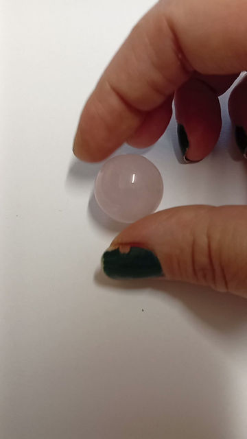Miniatura: a small rose quartz sphere