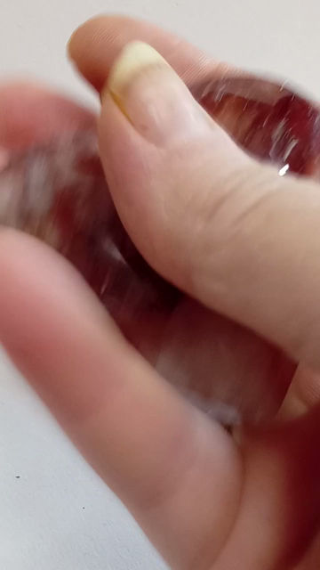 Miniatura: a red loveheart crystal
