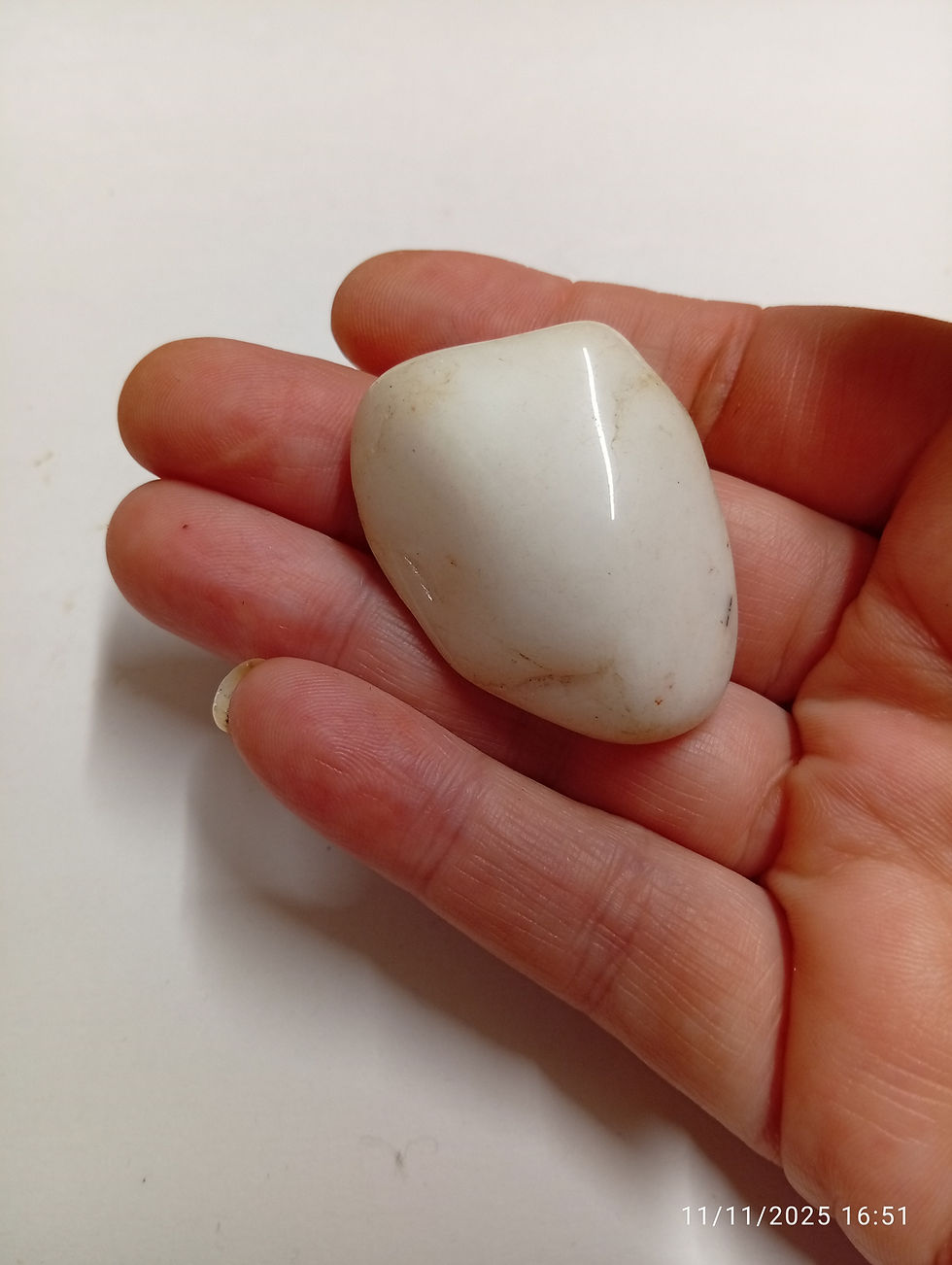 Miniatura: a piece of shiny white milky quartz