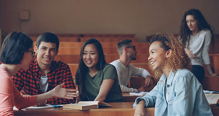 Estudiantes conversando en un aula de community college