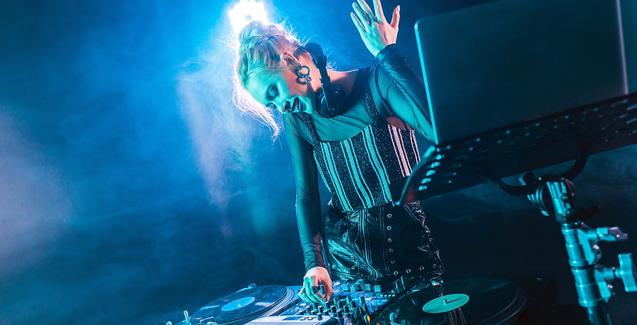 dj_mulher_tocando .jpeg