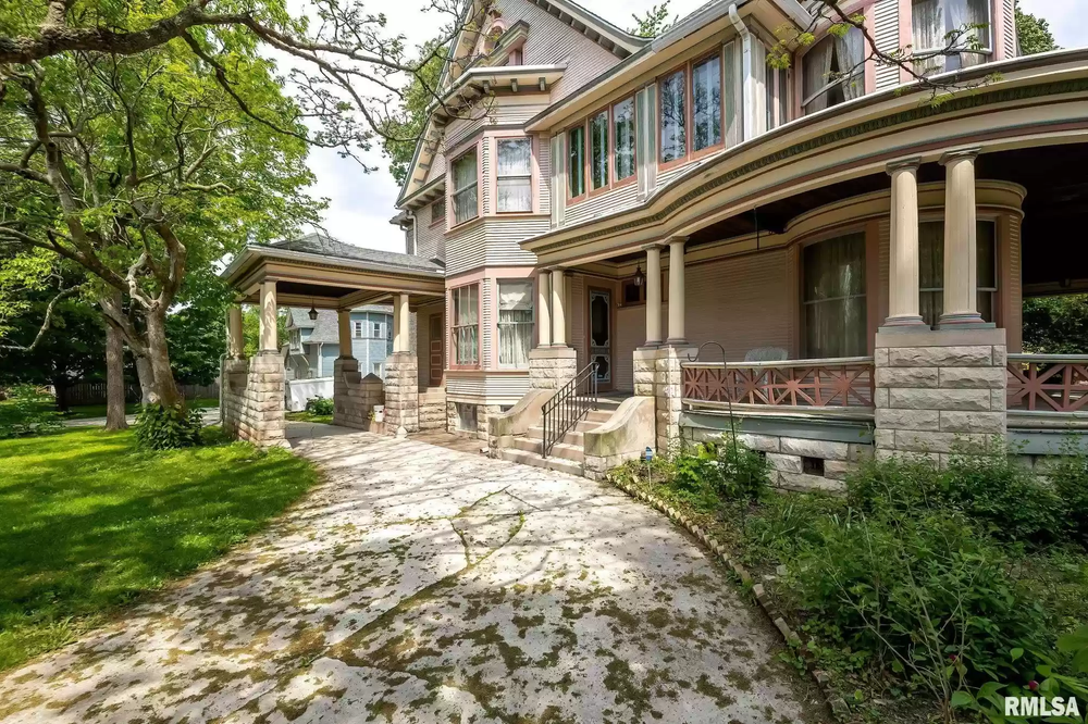 Davenport IA 1901 Historic House With Immaculate Woodworking &