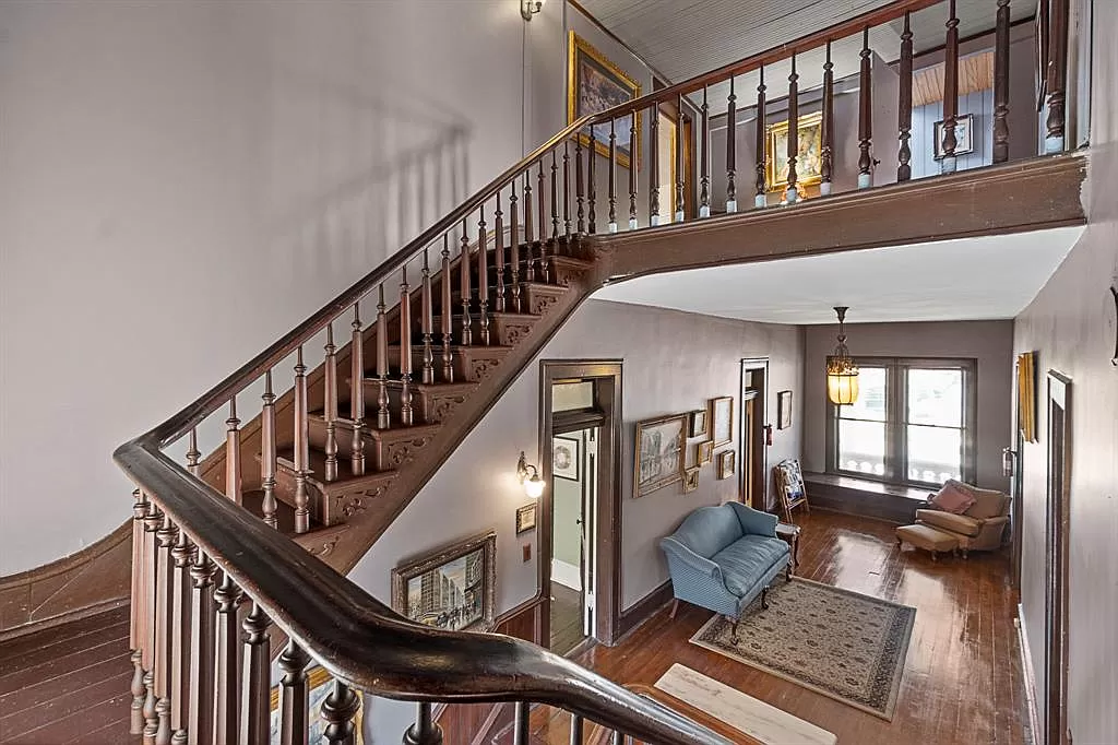 1883 Texas Cartwright Mansion With 9 Fireplaces & Restored Interior