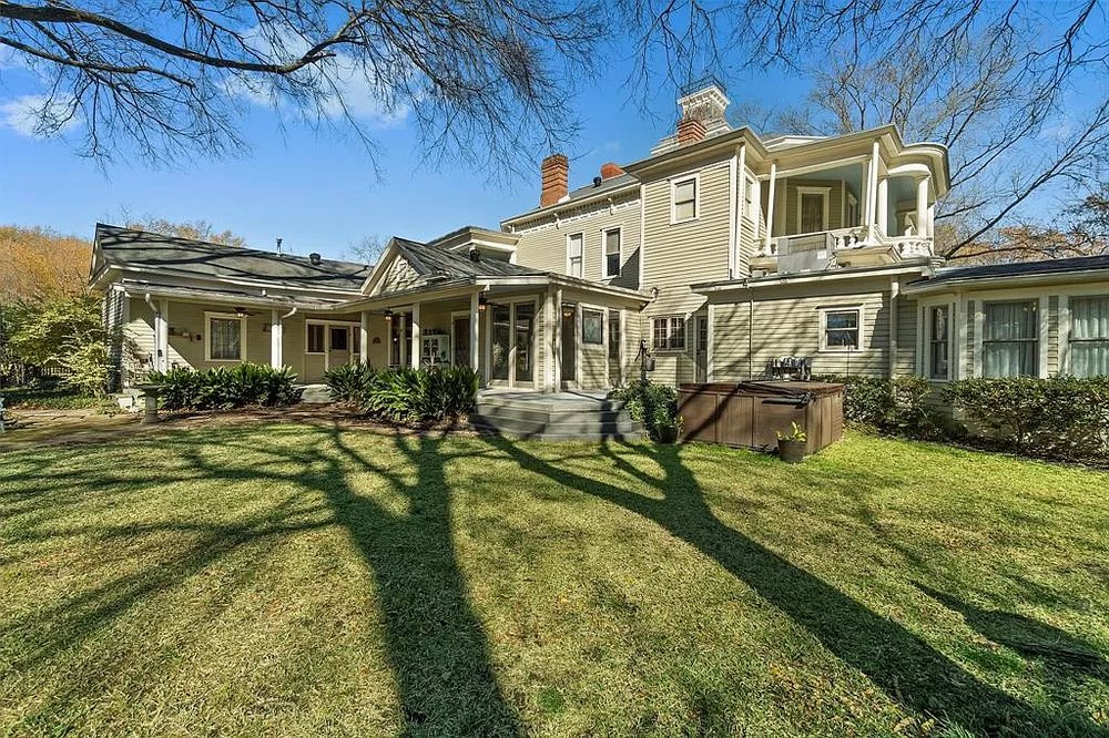 1883 Texas Cartwright Mansion With 9 Fireplaces & Restored Interior