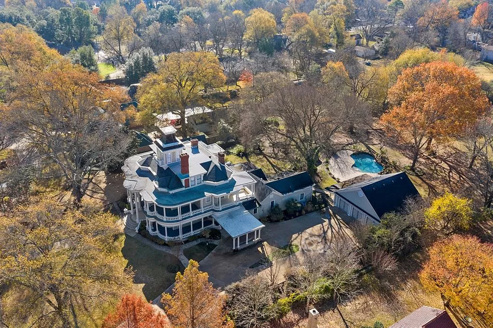1883 Texas Cartwright Mansion With 9 Fireplaces & Restored Interior