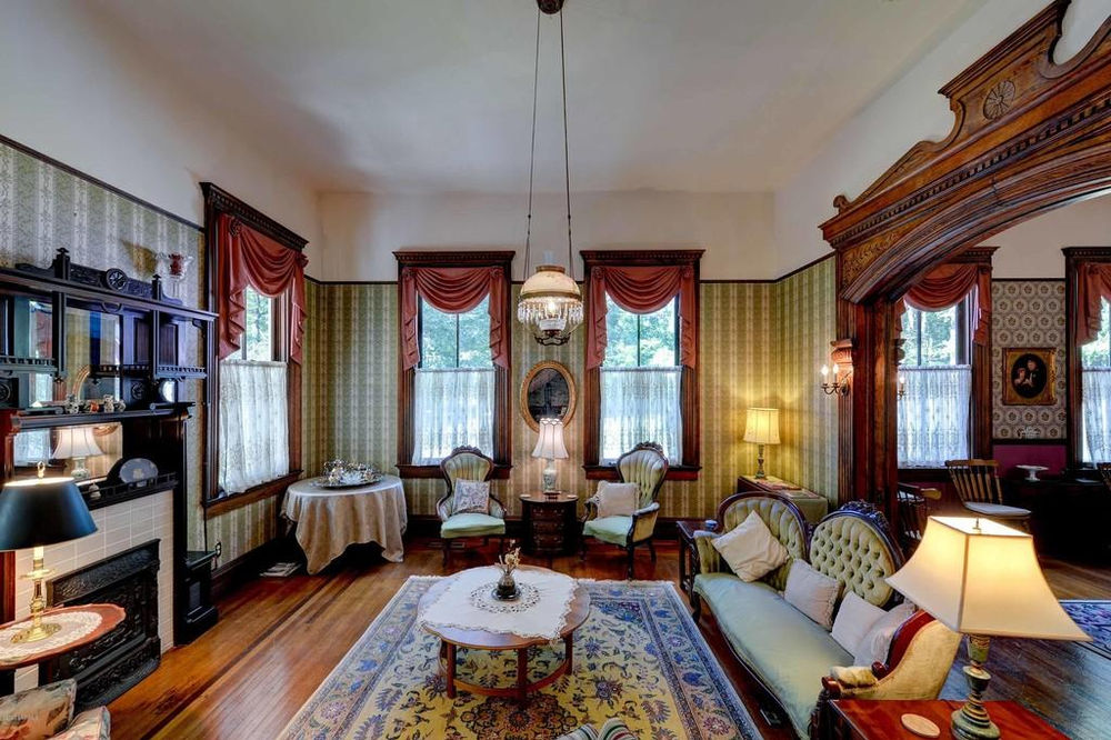 Mississippi Bed & Breakfast With Stunning Interior & 10 Acres Lists At