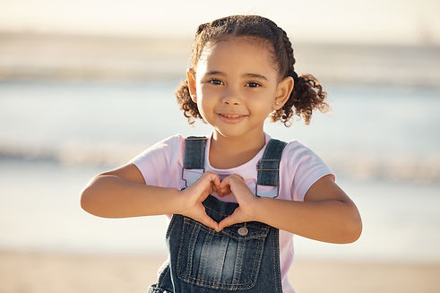 girl-at-beach-make-heart-sign-with-hands-happy-an-2023-11-27-04-55-12-utc.jpg
