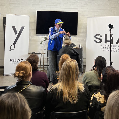 38 vuotta hiustenmuotoilua – Alex-Jaanos Koivikon näkemyksiä parturi-kampaajan ammattitaidosta ja alalla kehittymisestä