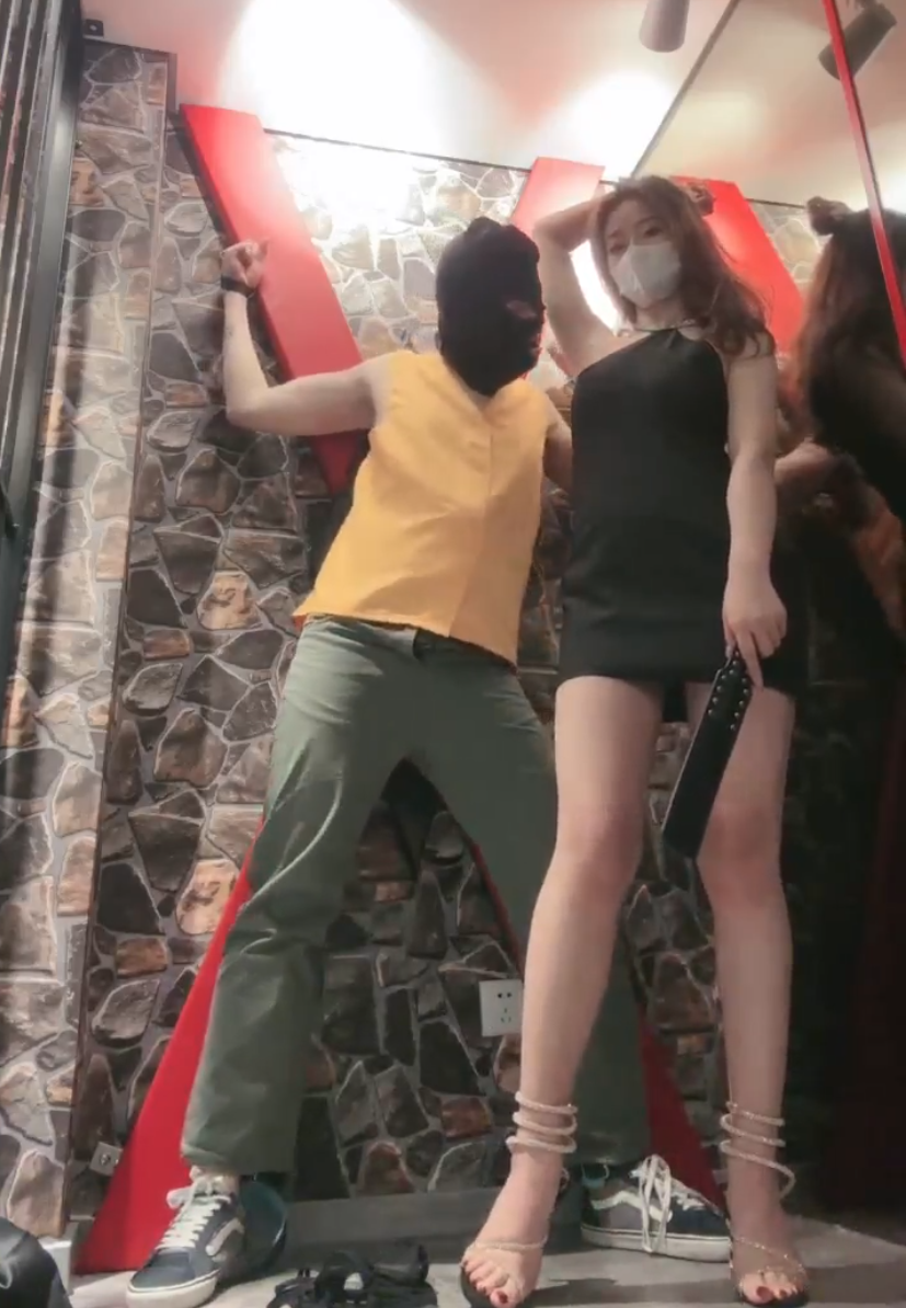 He Wei女神审问色奴Chinese Femdom Videos 女王调教视频大全网站Chinese Femdom  女王调教女王SM调教视频Chinese Femdom Videos