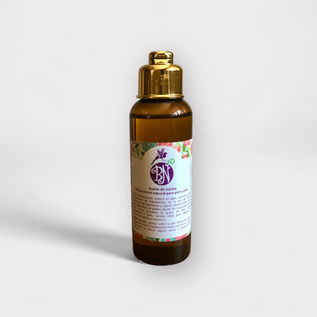 Aceite de Jojoba Puro 🌿✨

(INCI: Simmondsia Chinensis Seed Oil)
El Aceite de Jojoba Puro es un potente antioxidante natural, compuesto en casi un 98% por ceramidas, lo que lo convierte en un aliado eficaz en la reducción de arrugas y en el aumento de la suavidad de la piel. Este aceite es extremadamente versátil y adecuado para todo tipo de pieles, desde las más grasas hasta las más secas.

Gracias a su capacidad para disolver el exceso de grasa en la piel y el cabello, es ideal para la regulación de la secreción sebácea, siendo particularmente efectivo en casos de acné y pieles mixtas.

El aceite de jojoba tiene una excelente y rápida penetración, suavizando la piel desde el interior y reduciendo la pérdida de hidratación. Además, es un serum capilar perfecto, dejando el cabello suave, brillante y libre de exceso de grasa.