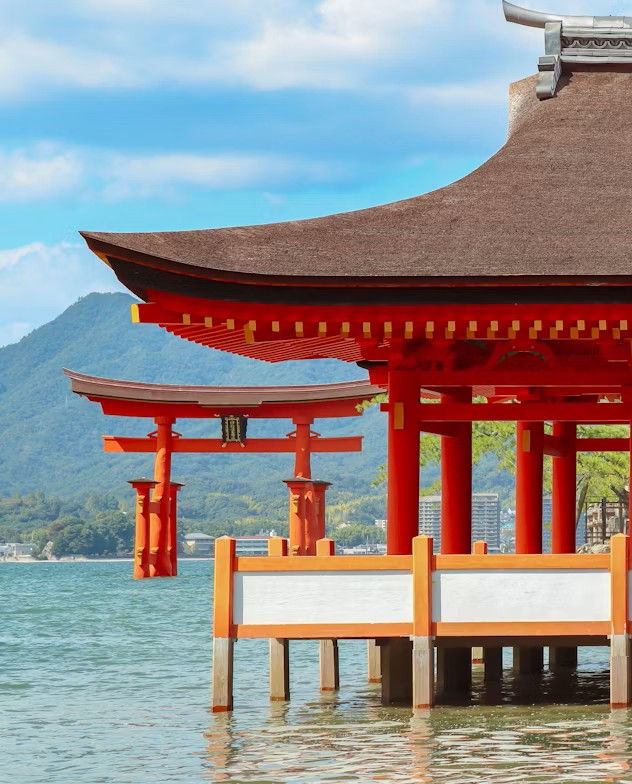 Templo Miyajima junto a Tori.jpg
