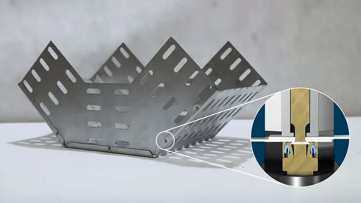 Equipamento GPTECH aplicando conformação MECÂNICA em eletrocalhas e leitos industriais.