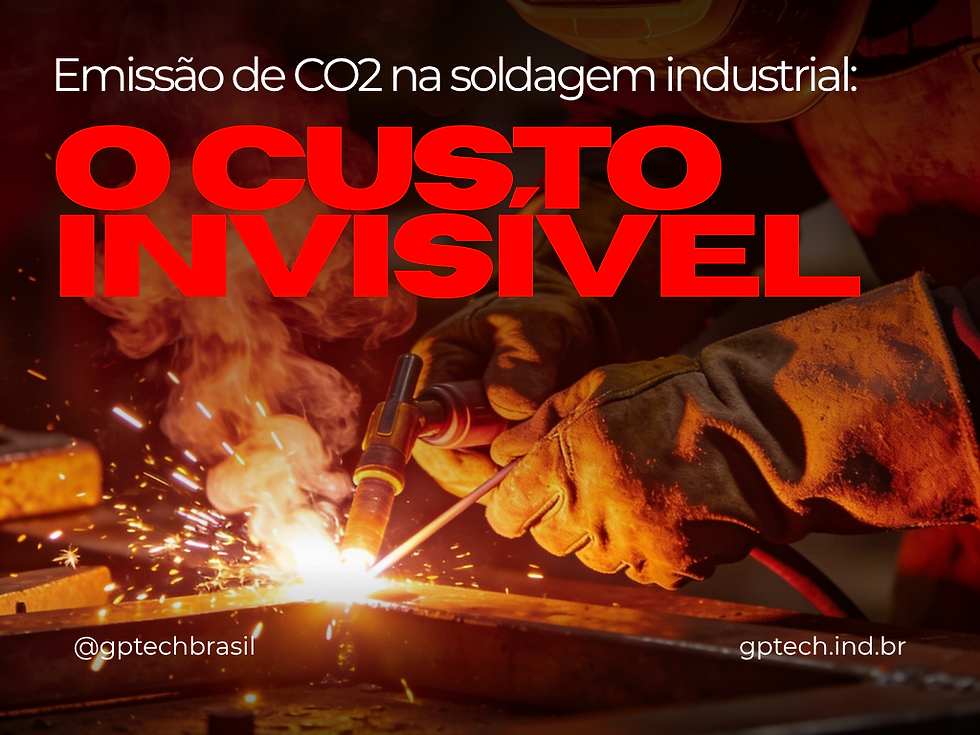 Emissão de CO2 na soldagem industrial: imagem de soldador em ação com fumaça e faíscas, ilustrando o custo invisível do processo térmico que a tecnologia PontoTech elimina.