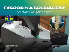 Riscos na soldagem em comparativo visual: soldador exposto a fumos metálicos, radiação ultravioleta e faíscas do lado da soldagem tradicional, contra operador em ambiente limpo executando o ponto PontoTech sem fumos, sem radiação e sem queimaduras do lado da conformação MECÂNICA a frio da GPTECH.