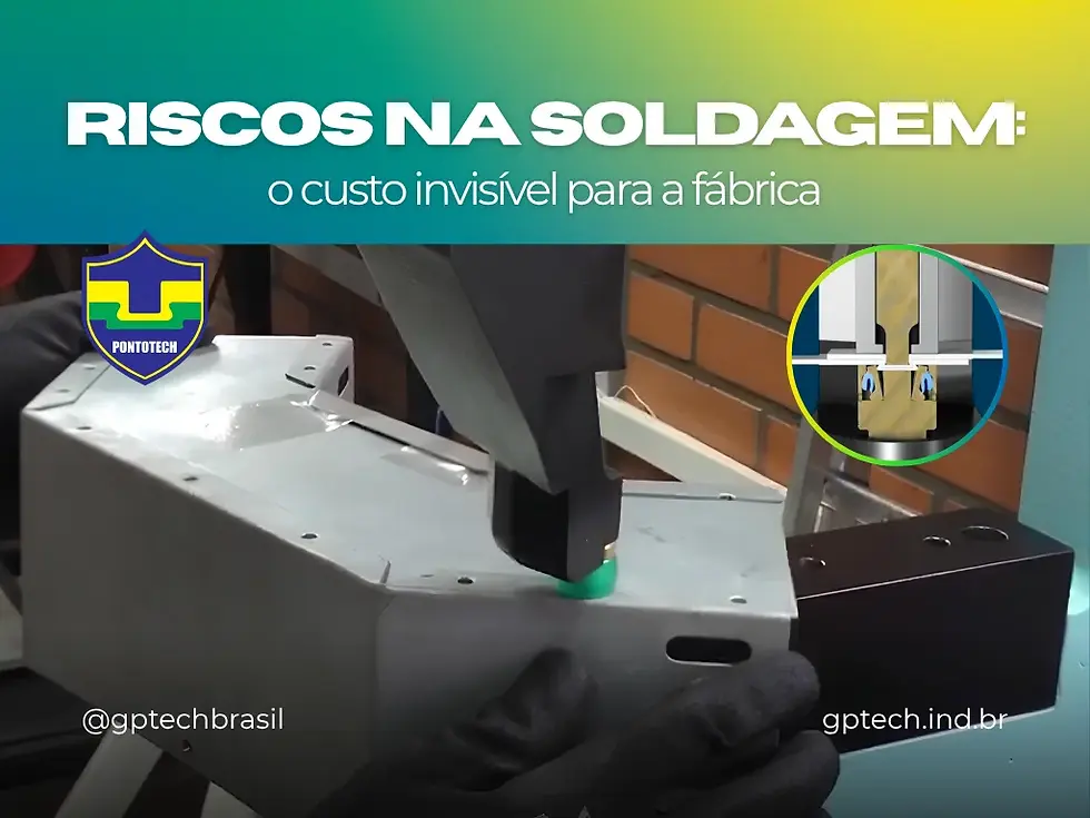 Riscos na soldagem em comparativo visual: soldador exposto a fumos metálicos, radiação ultravioleta e faíscas do lado da soldagem tradicional, contra operador em ambiente limpo executando o ponto PontoTech sem fumos, sem radiação e sem queimaduras do lado da conformação MECÂNICA a frio da GPTECH.