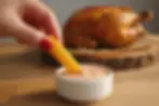 Polenta frita crocante mergulhada em molho rosé servida como acompanhamento para galeto