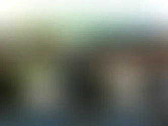 Retrabalho na soldagem industrial em comparativo visual: chapa após soldagem com respingos solidificados, distorção térmica e queima de revestimento do lado da solda contra ponto PontoTech limpo, sem rebarbas, com raio-X do intertravamento em S do lado da conformação MECÂNICA a frio da GPTECH.