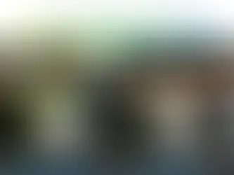 Retrabalho na soldagem industrial em comparativo visual: chapa após soldagem com respingos solidificados, distorção térmica e queima de revestimento do lado da solda contra ponto PontoTech limpo, sem rebarbas, com raio-X do intertravamento em S do lado da conformação MECÂNICA a frio da GPTECH.