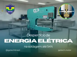 Desperdício de energia elétrica na soldagem: medidor industrial comparando o consumo da solda ponto (zona vermelha) com o consumo do PontoTech (zona verde), com destaque para a diferença de 47% a 54% no consumo elétrico, ilustrando a economia da conformação MECÂNICA a frio da GPTECH.