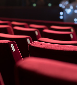 Sièges de théâtre vides