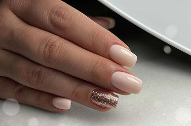 Ongle nude et paillettes