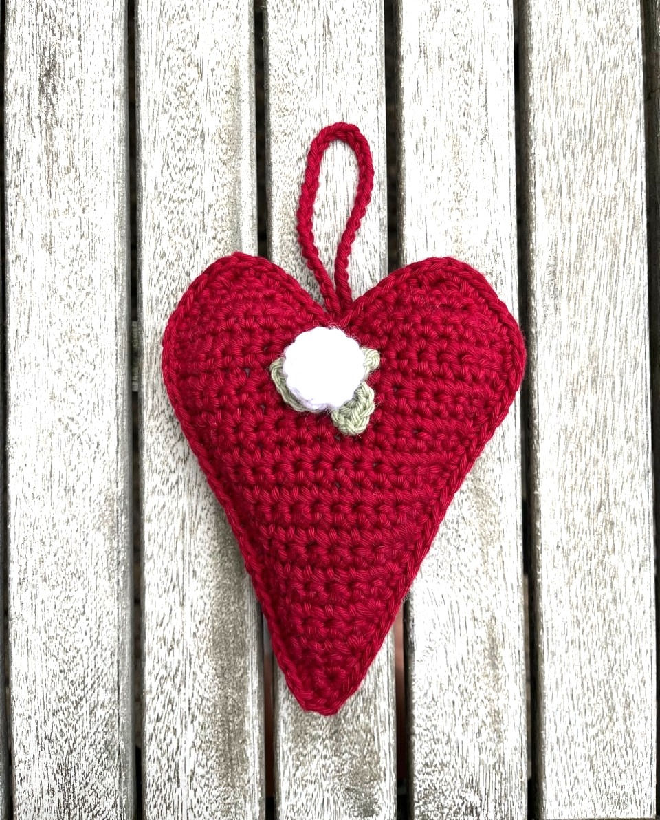 Herz, rot mit weisser Rose