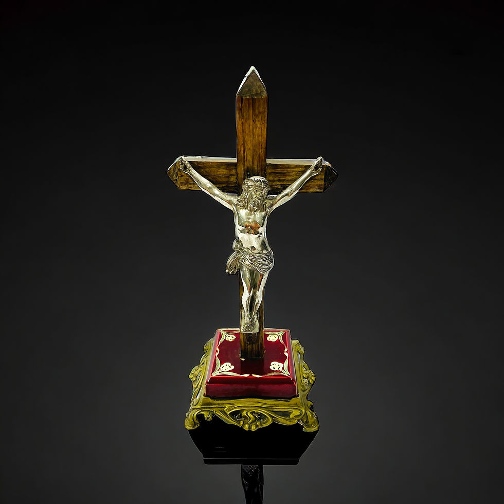 Crucifix représentant le Christ en métal argenté et croix en bois