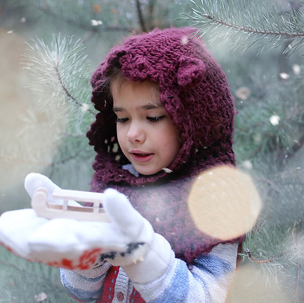 Weihnachtssujet-Mädchen mit Haube im Weihnachtlichen Winterwald