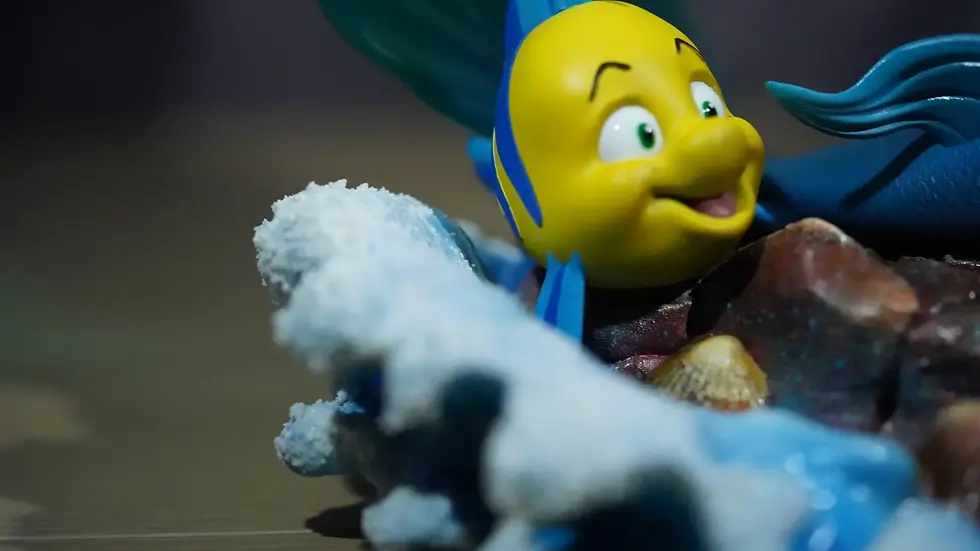 Thumbnail: Figurine Ariel petite sirène en résine et peinte à la main, sur un rocher avec des vagues accompagné de sebastien et polochon