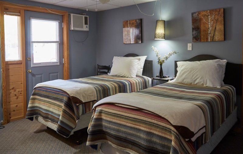 Room 4 Barry's Bay Spectacle Lake Lodge