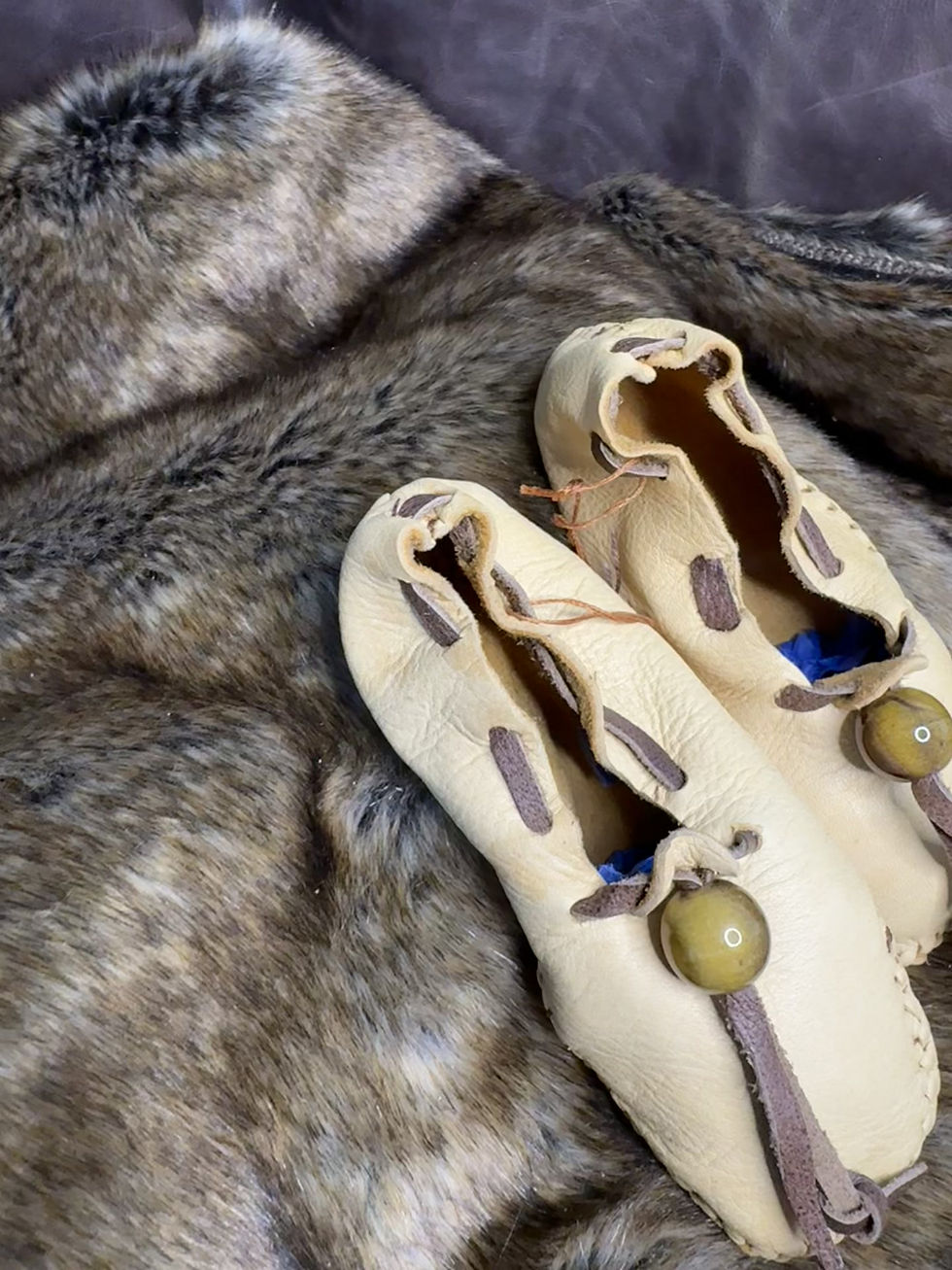 Thumbnail: Infant Moccasins-deerskin